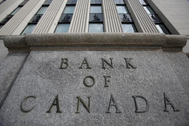 Le canada laisse ses taux inchanges, signale des hausses a venir