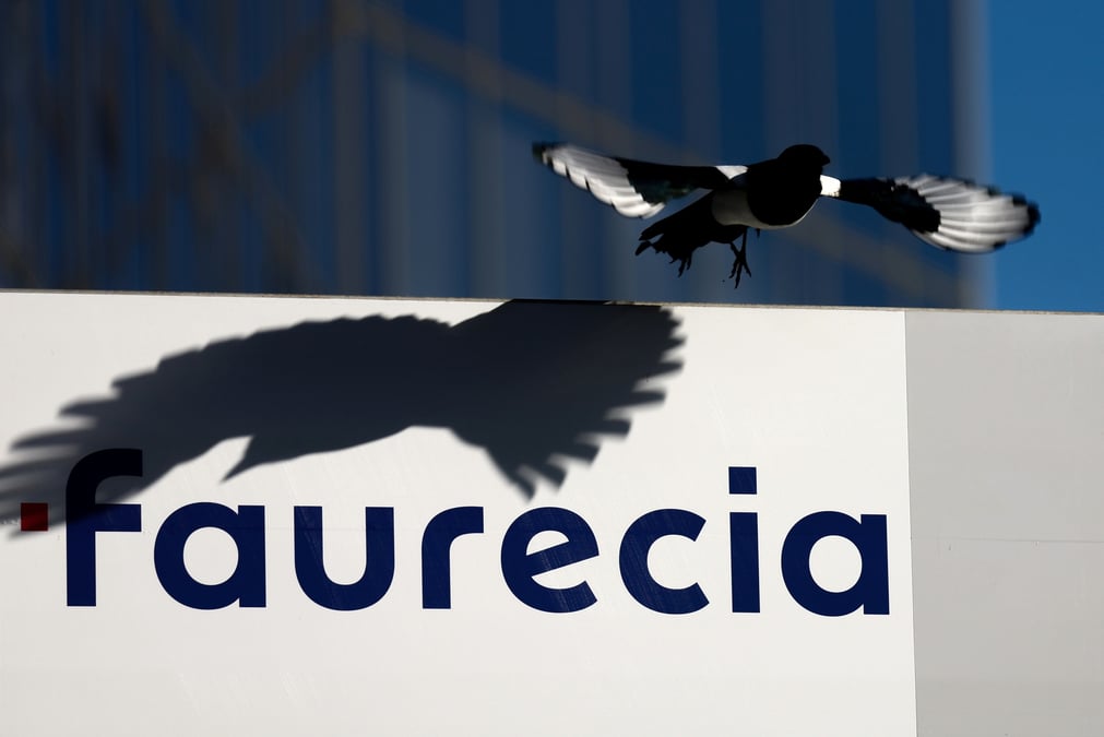 Logo de faurecia pres du siege de l'entreprise a nanterre