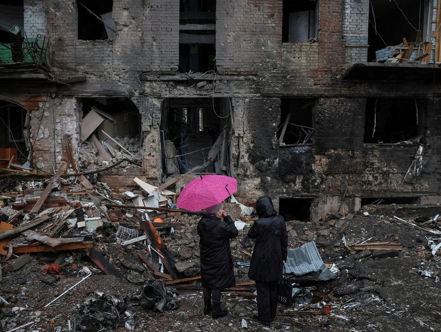 Des batiments residentiels detruits par une attaque de missiles russes pres de kyiv