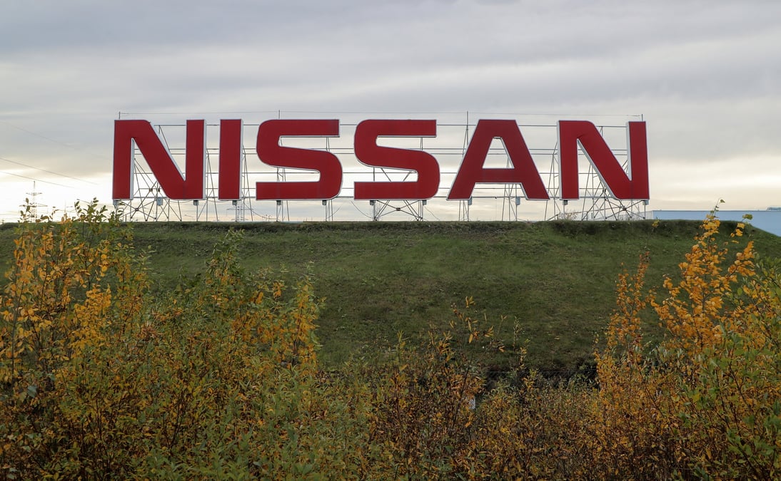 Logo de nissan a saint-petersbourg, russie