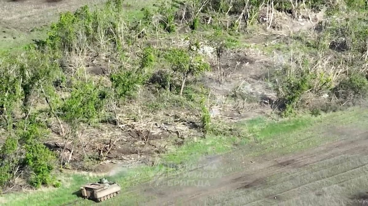 Les forces ukrainiennes detruisent les positions russes en direction de bakhmut, pres de klischiivka, dans la region de donetsk