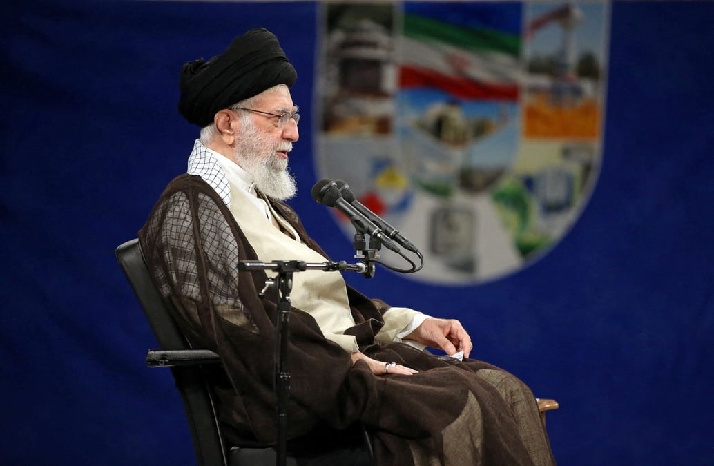 Le guide supreme iranien rencontre des scientifiques nucleaires et le personnel de l'organisation iranienne de l'energie atomique (aeoi) a teheran