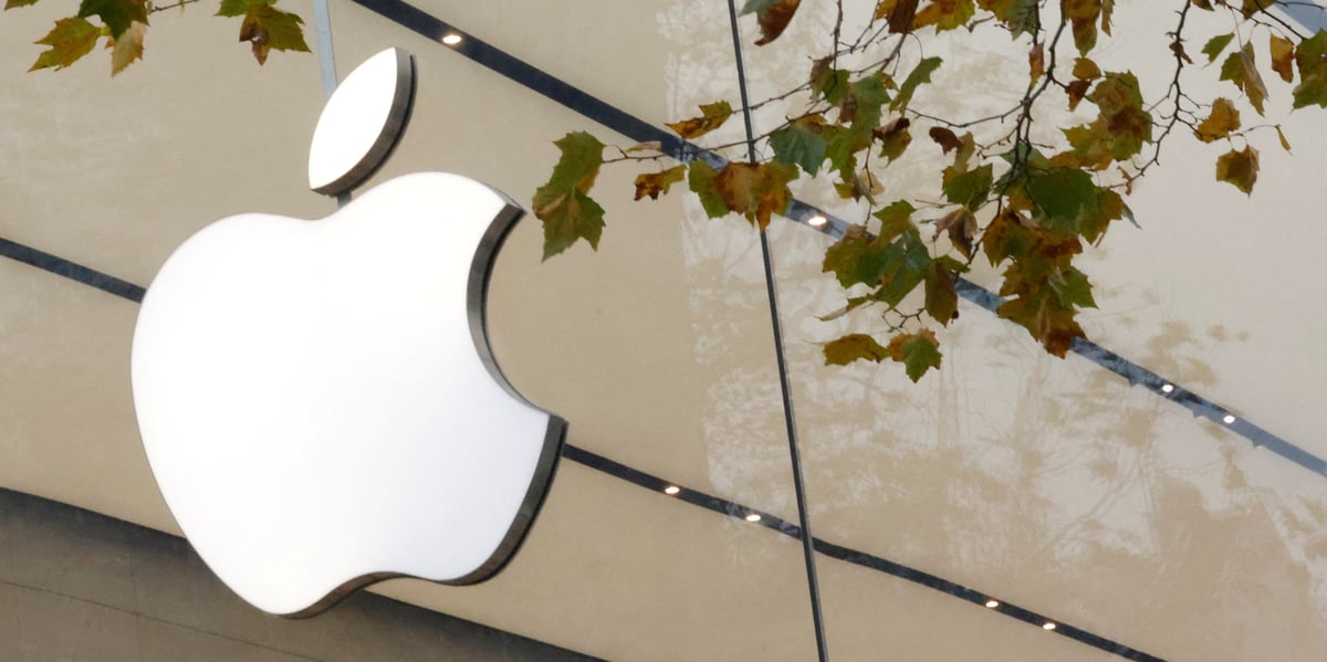 Le logo d'apple inc. est visible a l'entree de l'apple store, a bruxelles