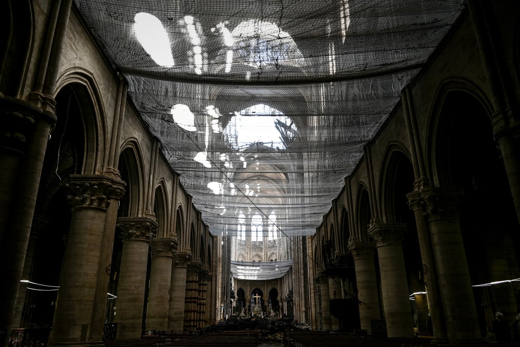 Premiere messe a notre-dame de paris depuis l'incendie