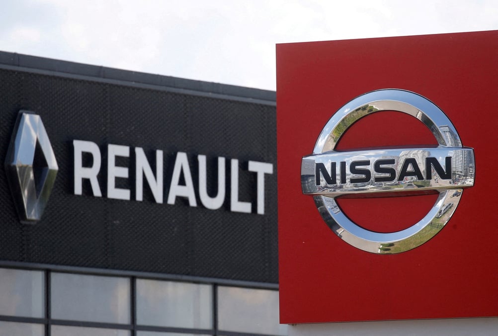 Les logos de nissan et renault a kyiv, ukraine