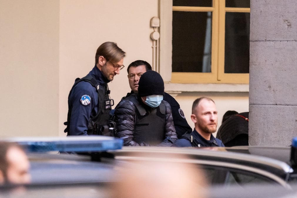 Le milliardaire ukrainien konstantin jevago escorte par des policiers hors de la cour d'appel a chambery, france