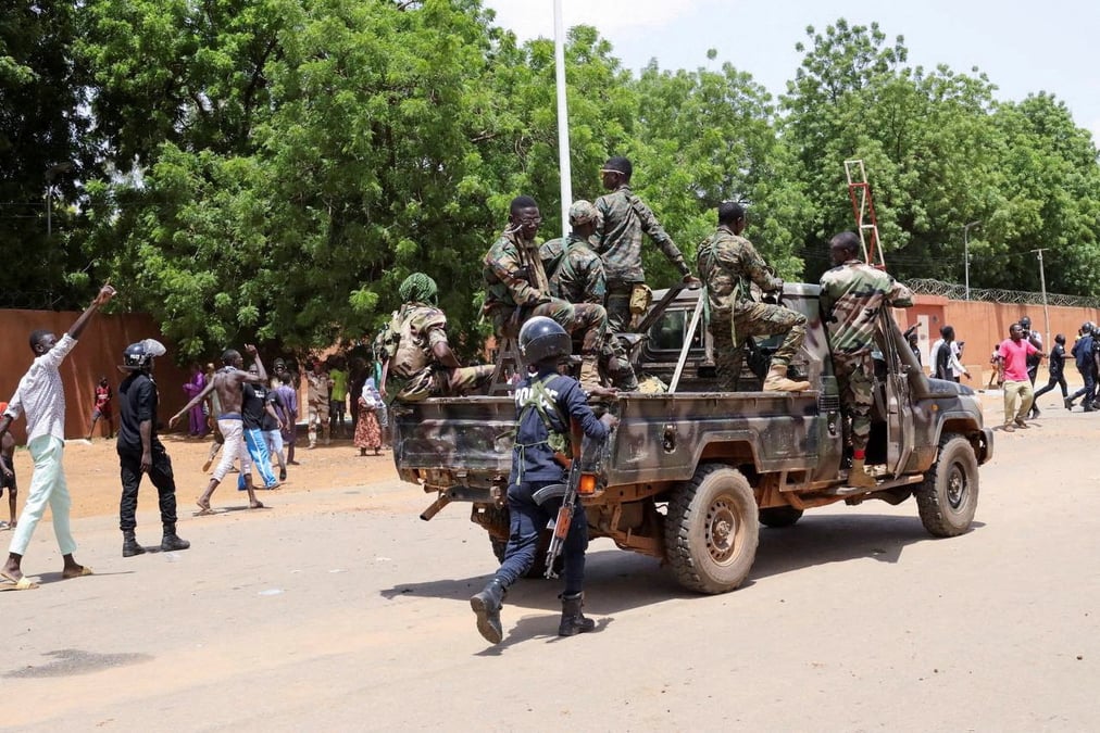 Des manifestants pro-junte se rassemblent devant l'ambassade de france, a niamey