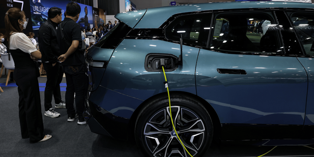 Les ventes de voitures électriques neuves ont diminué pour la première fois depuis avril 2020 en pleine pandémie, chutant de 16,9 %.