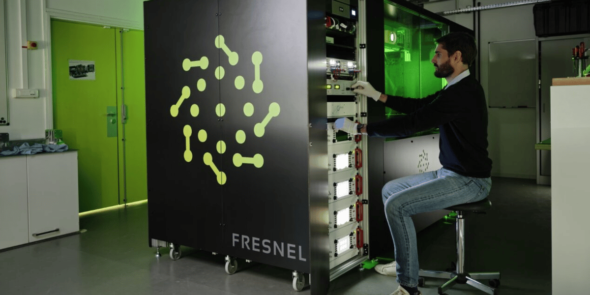 La technologie utilisée par Pasqal consiste à utiliser des atomes dans lesquels on injecte de l'information, et qui sont ensuite manipulés grâce à des faisceaux laser.