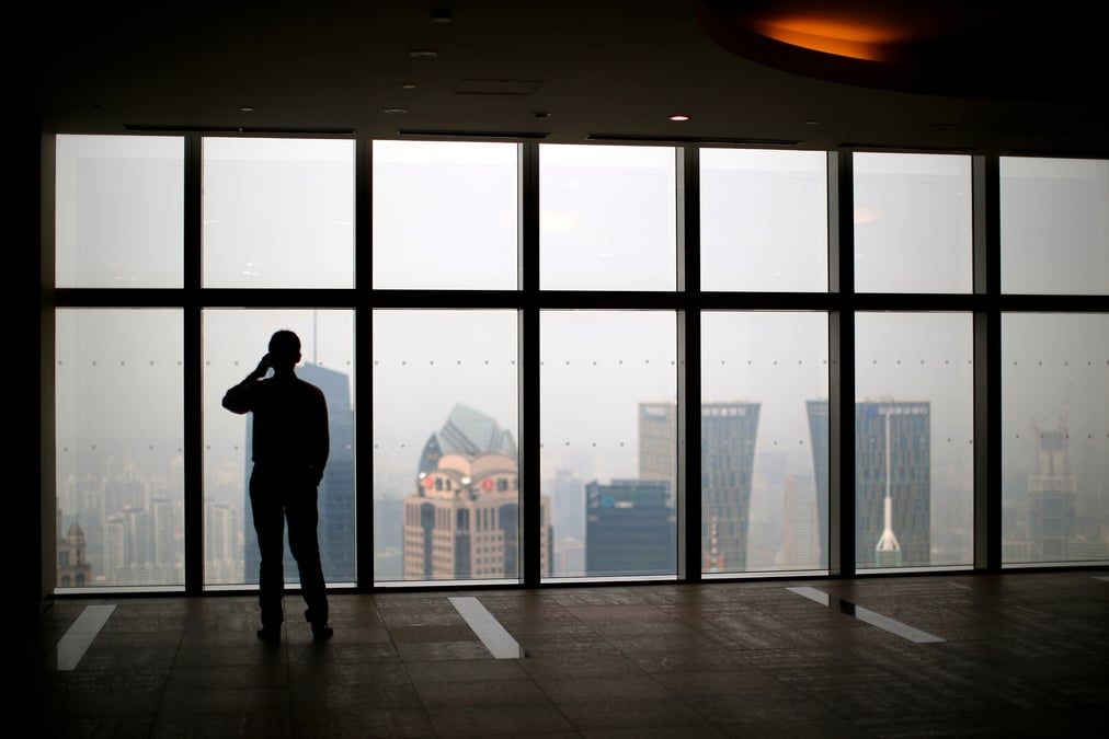 Un homme regarde la ville de shanghai, en chine