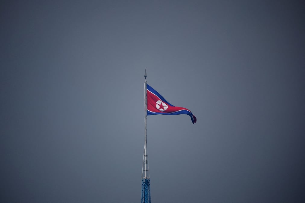 Photo d'archives d'un drapeau nord-coreen qui flotte a gijungdong en coree du nord