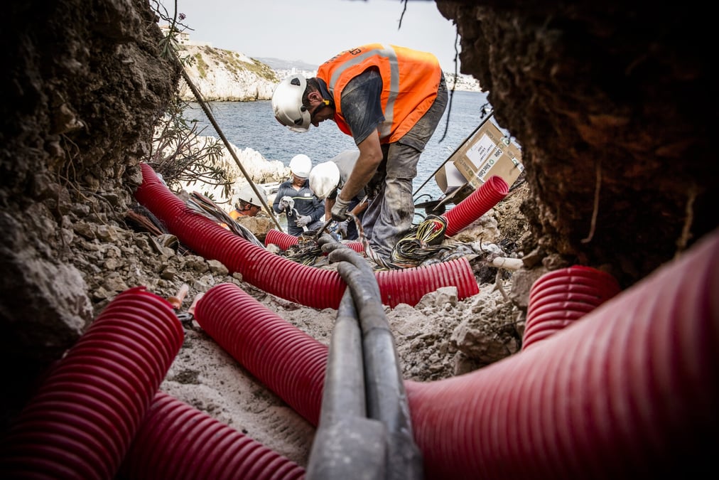 En Bretagne, où 50% des lignes électriques sont déjà sous-terre, Enedis prévoit l'enfouissement de plus de 1.100 km de lignes électriques dans les cinq ans à venir, soit 700 km de plus que ce qui était initialement prévu.