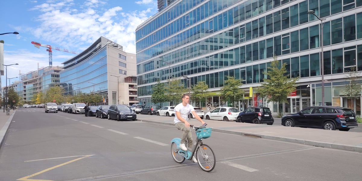 Un cycliste circulant en Vélib' en région parisienne. (Photo d’illustration.)