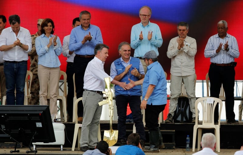 Les guerilleros colombiens des farc deposent les armes
