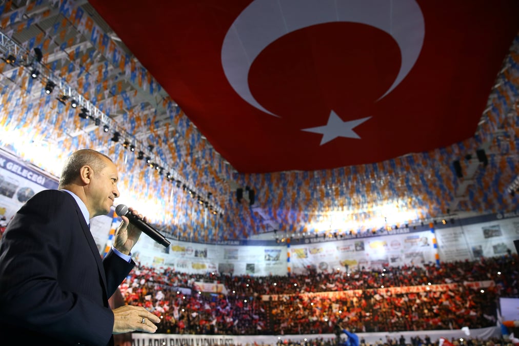 Les operations ont commence a sindjar, dit erdogan, mais l'irak dement