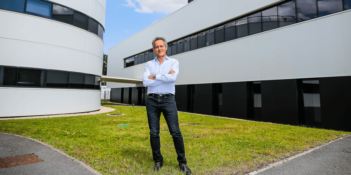 Marc Dolatkhani devant les locaux de PolymerExpert, à gauche, et d'Innolens, à droite, à Pessac.