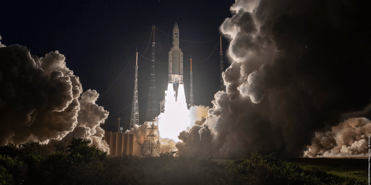 Arianespace signe là son premier lancement depuis le gel des activités du port spatial européen décrété mi-mars par le Centre national d'études spatiales (CNES) en raison du Covid-19.