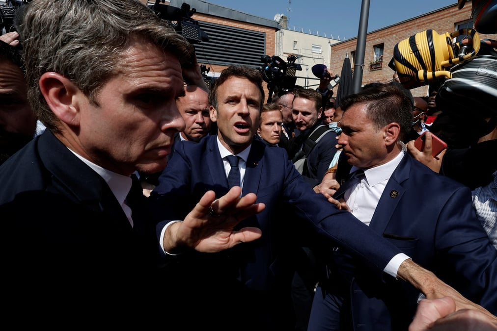 Macron de retour sur le terrain pour preparer les legislatives