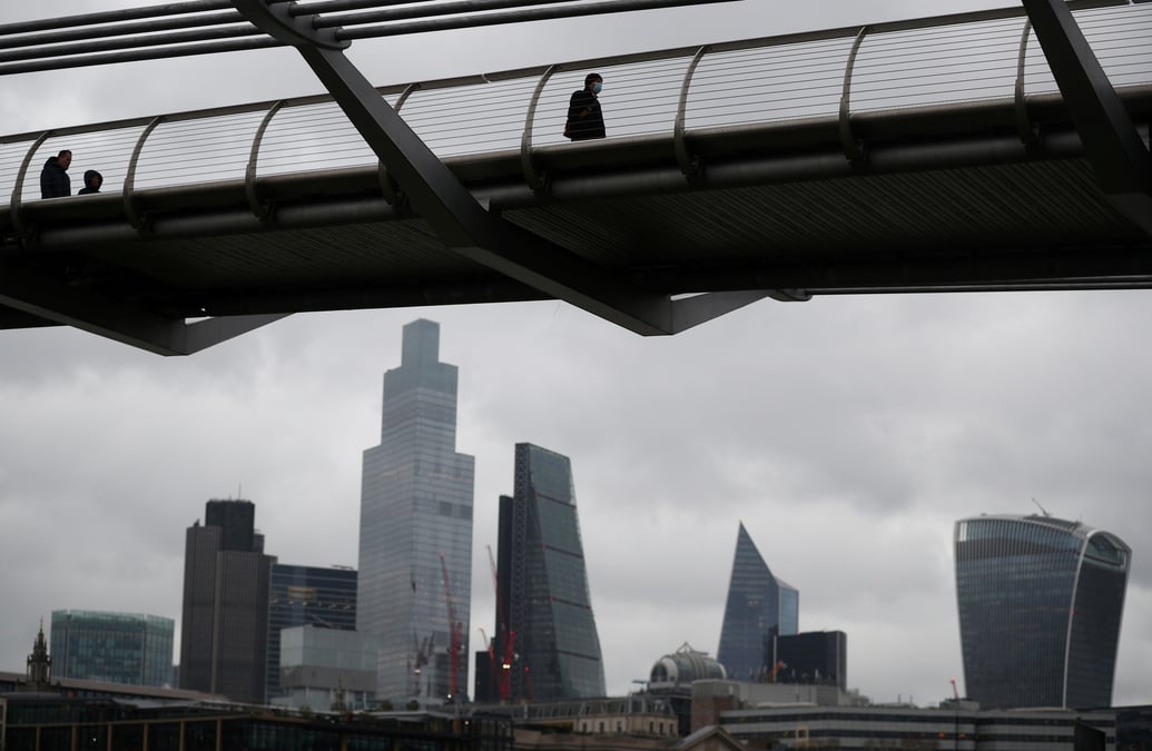 Photo d'archives des gens traversant le millennium bridge a londres