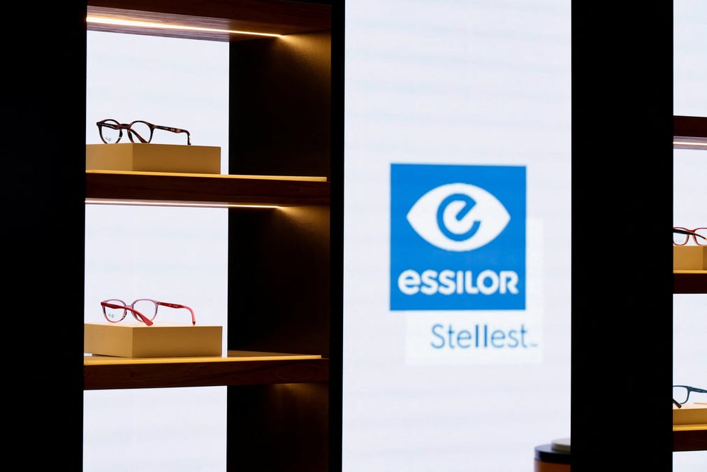 Essilorluxottica au salon mondial de l'optique a villepinte, pres de paris