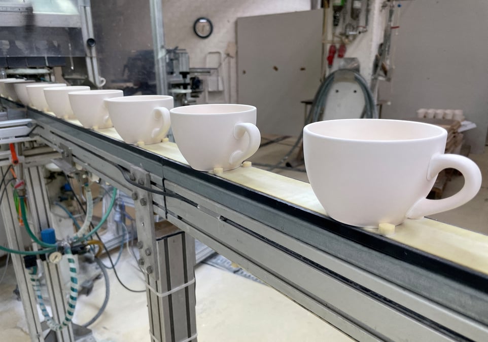 Photo d'archives de tasses a la chaine de production du fabricant allemand de porceleine kahla