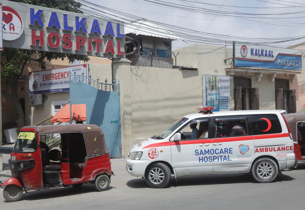 Une ambulance transportant un blesse entre dans l'hopital kalkaal apres l'attaque de l'hotel villa rose par des militants islamistes d'al qaeda et d'al chabaab, a mogadiscio, en somalie