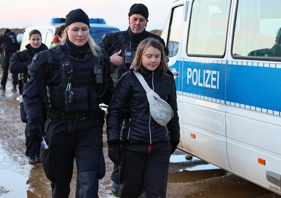 Des policiers arretent greta thunberg le jour d'une manifestation contre l'expansion d'une mine de lignite a ciel, a luetzerath, en allemagne