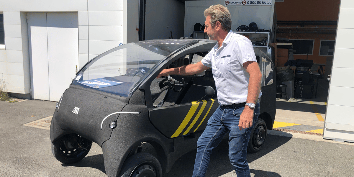 Le dirigeant d'Avatar Mobilité, Frédéric Mourier, présente le prototype de son véhicule électrique.