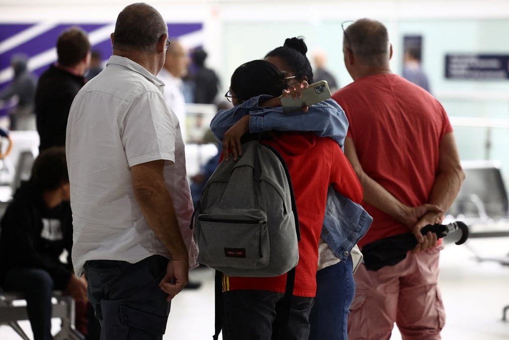 Des ressortissants francais et d'autres citoyens europeens evacues du niger arrivent a l'aeroport paris charles de gaulle a roissy