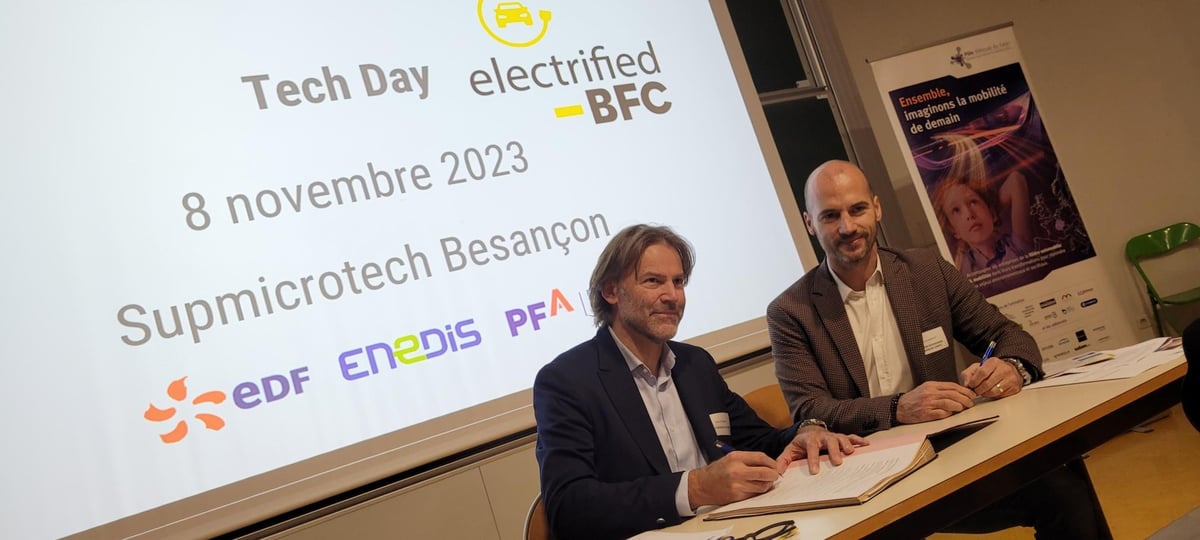 Thierry Tournier, président du Pôle Véhicule du Futur et Arnaud Marthey, conseiller régional en charge de l’intelligence économique, de l’innovation et du transfert de technologie.