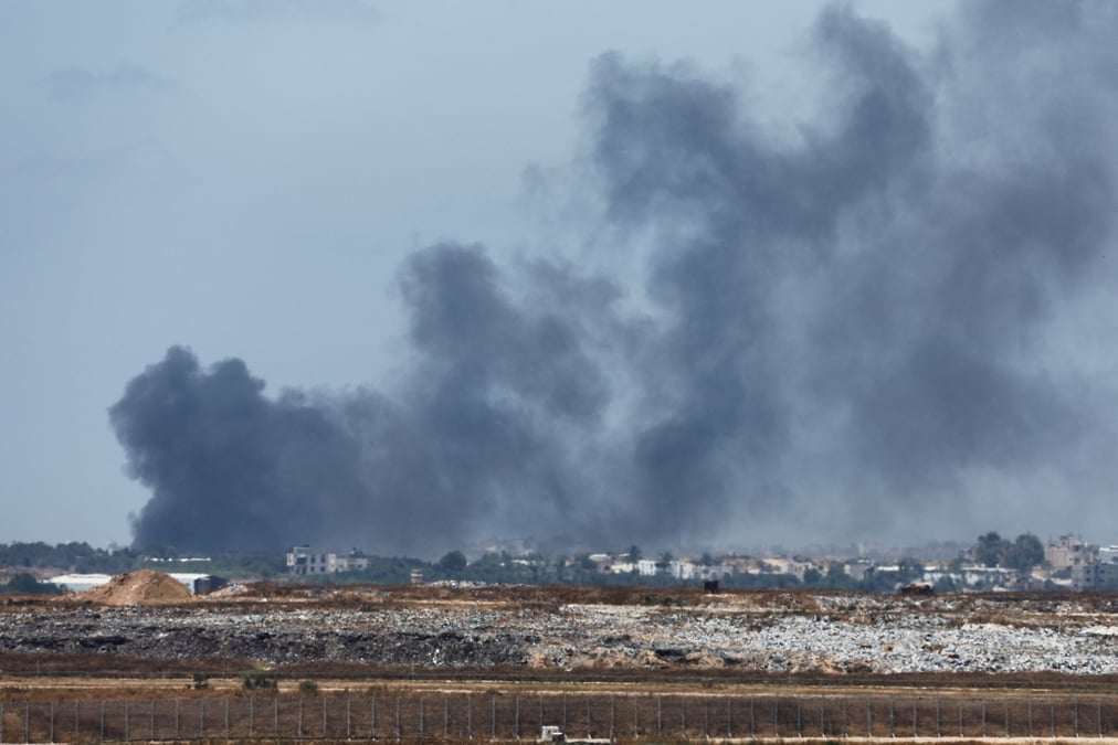 La fumee s'eleve apres une explosion dans le nord de la bande de gaza