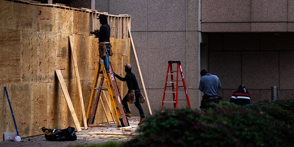 Les commerçants barricadent les devantures de magasins et des bâtiments le long de l'avenue Pennsylvania, près de la Maison Blanche.