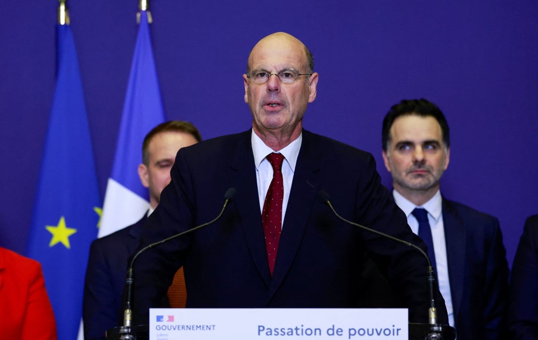 Le ministre de l'Économie, Éric Lombard, lors de la passation de pouvoir, lundi.