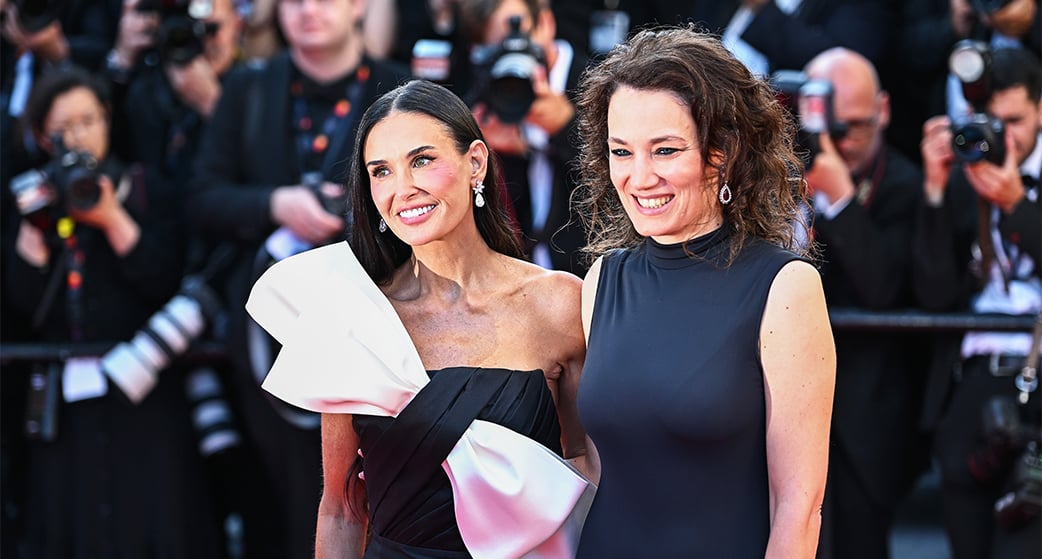Demi Moore et Coralie Fargeat étaient présentes sur le tapis rouge de la cérémonie de clôture du 77e Festival de Cannes au Palais des Festivals le 24 mai 2024 à Cannes.