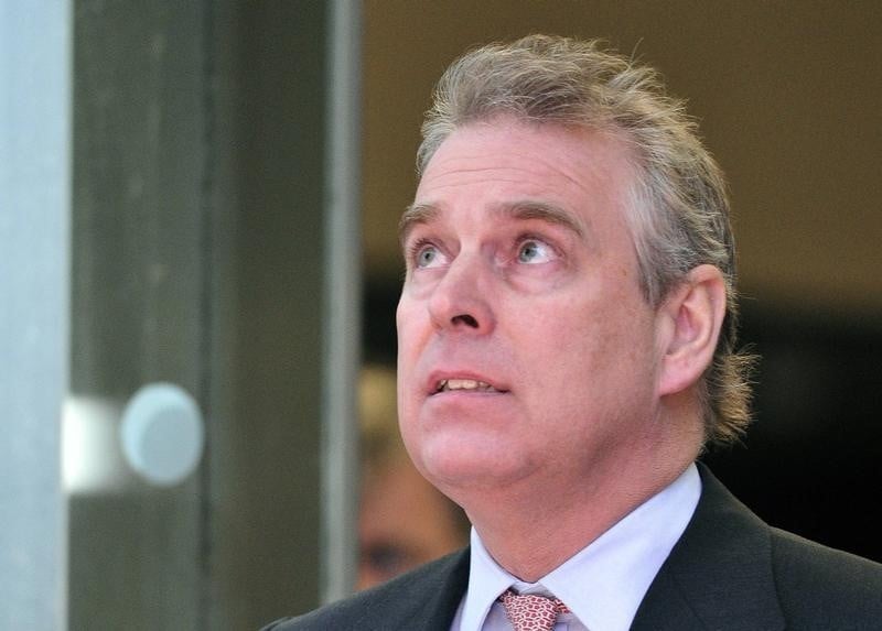 Le prince andrew rejette des accusations d'abus sexuels