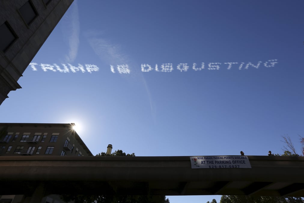 Des messages contre donald trump dans le ciel de pasadena
