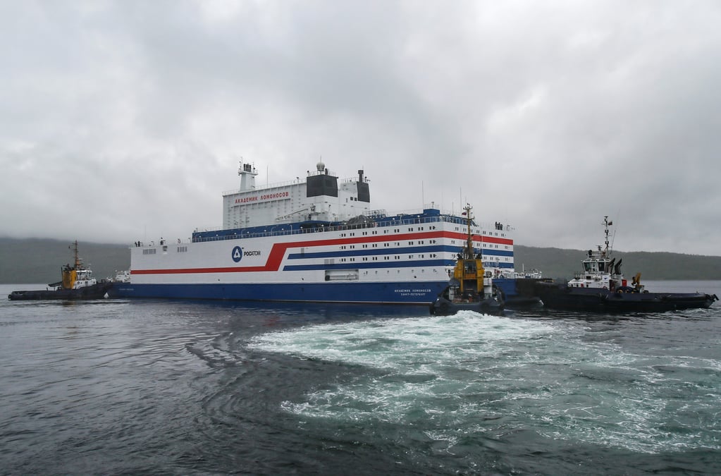 La premiere centrale nucleaire flottante russe est arrivee a destination