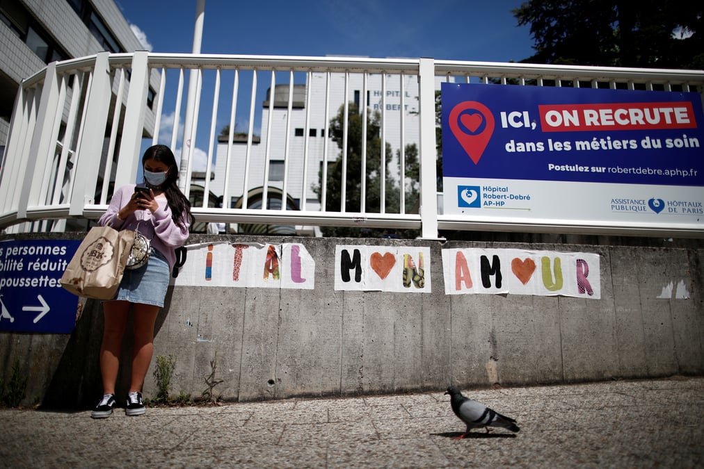 Coronavirus: la france enregistre 73 morts en plus, les hospitalisations baissent encore