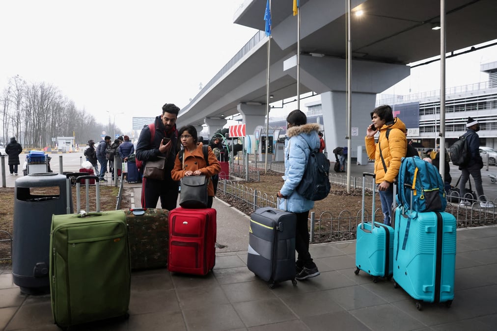 La russie ferme son espace aerien aux avions de 36 pays, dont la france, selon tass