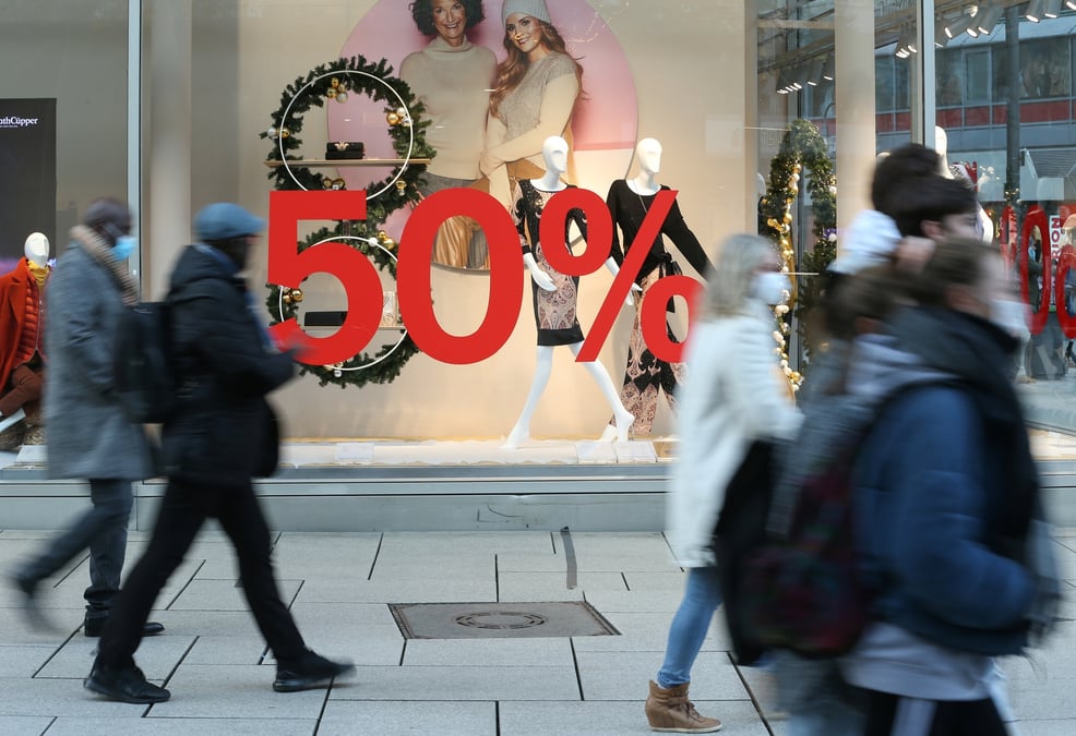 Des gens passent devant un magasin a francfort