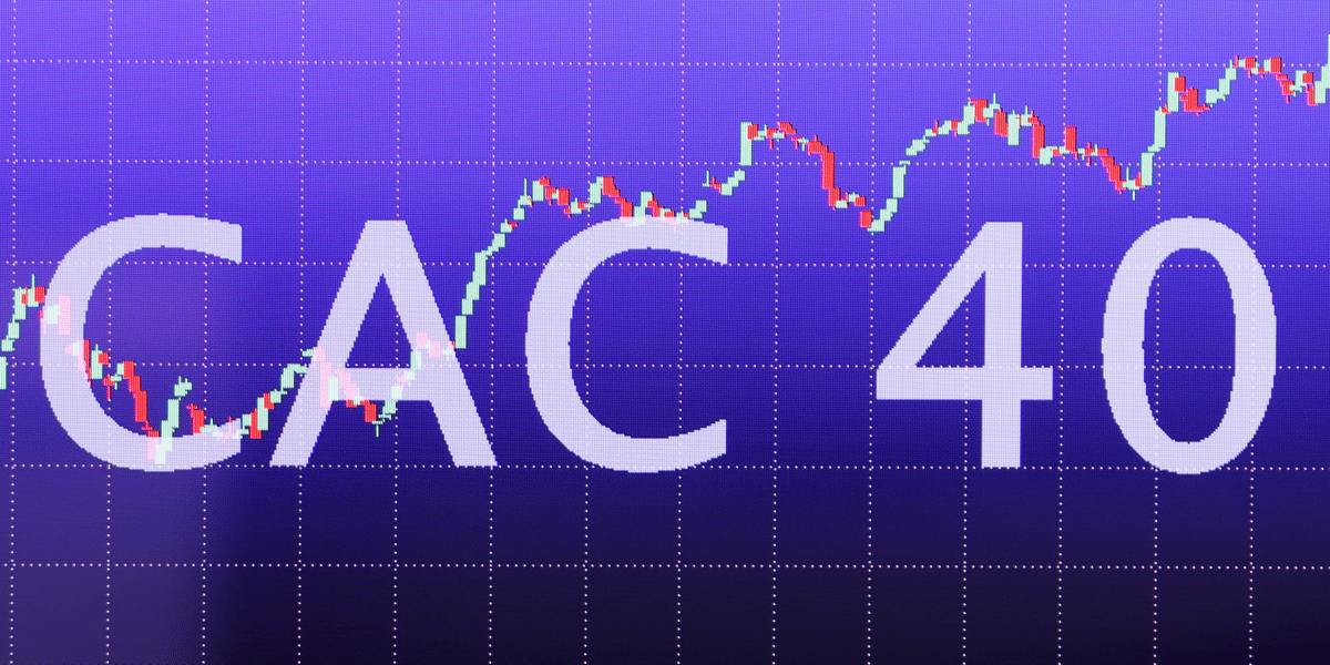 Un ecran electronique affiche les informations sur les actions du cac 40 au siege d'euronext a la defense, quartier financier de paris