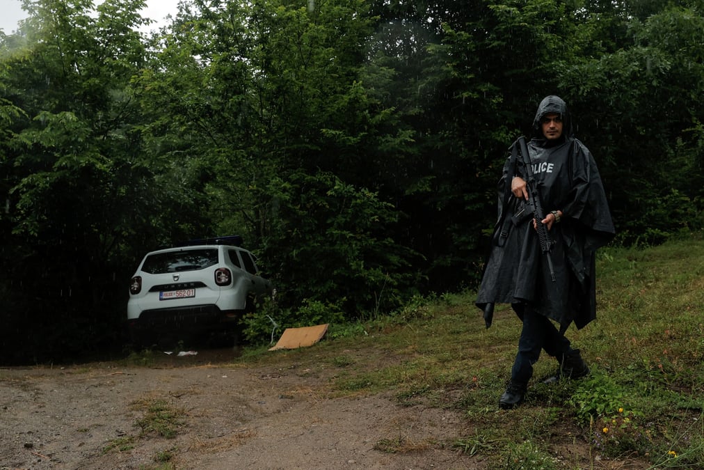 Un policier kosovar a bare, au kosovo