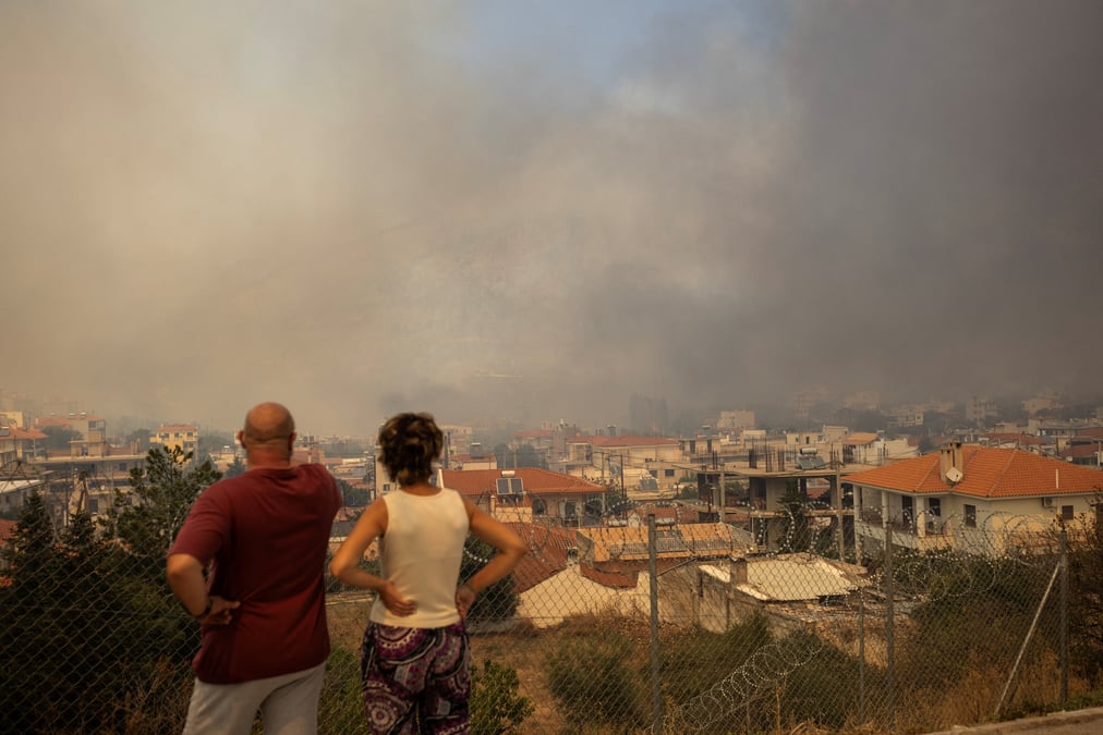 Un incendie fait rage pres d'athenes