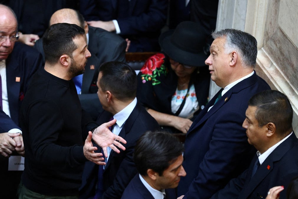 Le premier ministre hongrois viktor orban s'entretient avec le president ukrainien, volodimir zelensky, lors de la ceremonie de prestation de serment du president elu argentin javier milei
