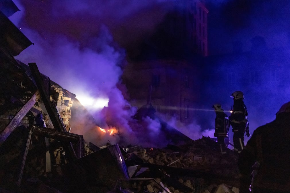 Des pompiers travaillent sur le site d'une attaque de drone russe, a kharkiv
