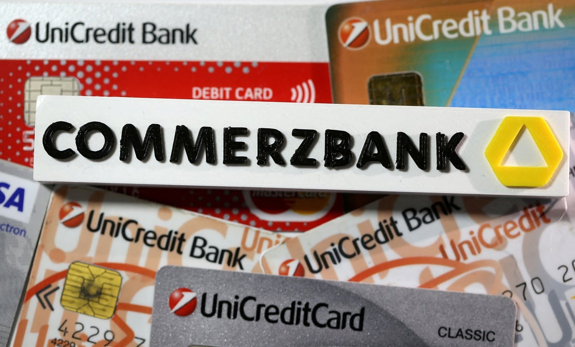 Logo de commerzbank et cartes de credit d'unicredit