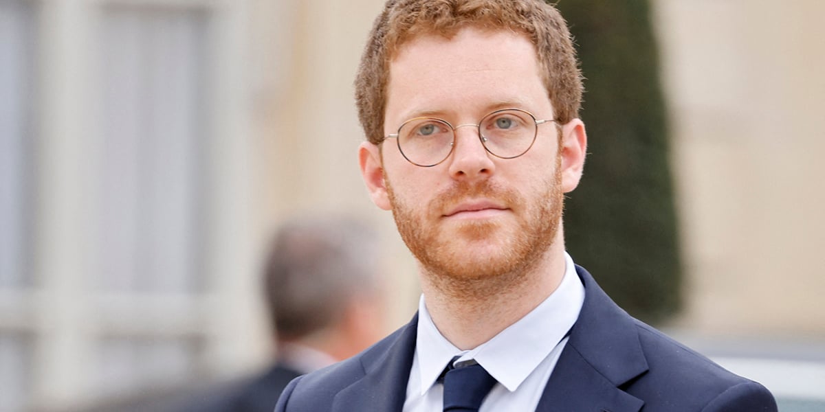 David Amiel quitte le palais présidentiel de l'Élysée à Paris, le 7 mai 2022.