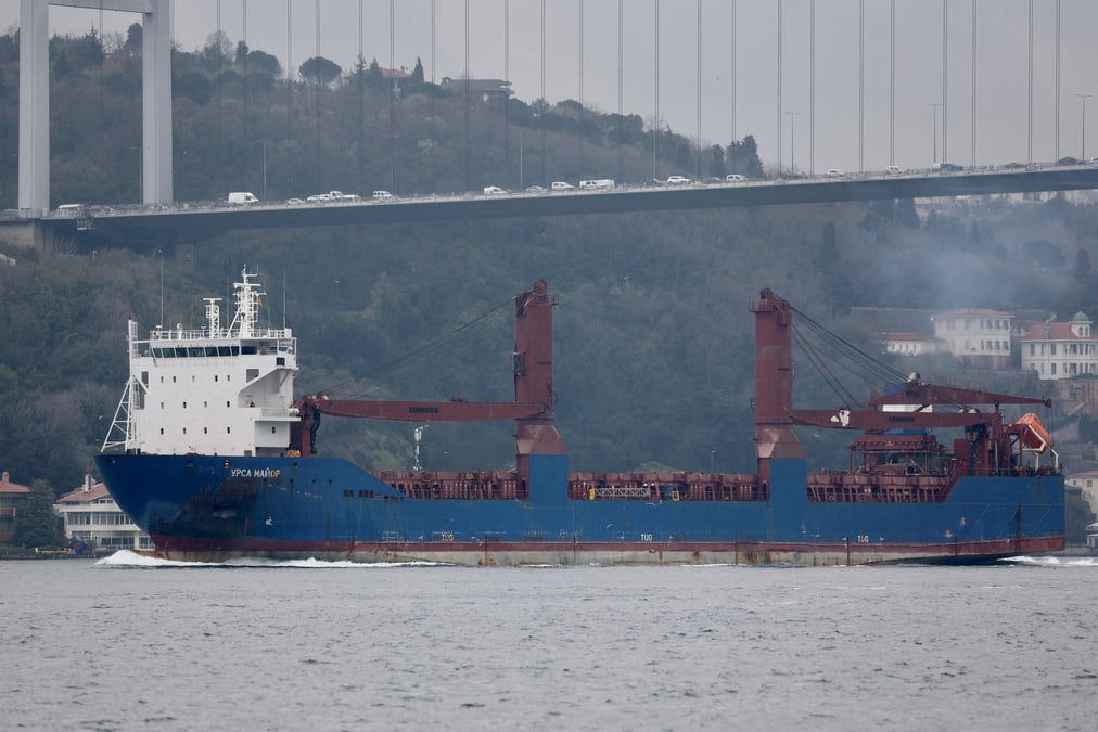 Un cargo russe, l'Ursa Major, traverse le Bosphore à Istanbul