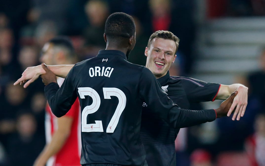 Liverpool cartonne southampton et passe en demies