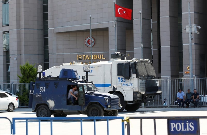 Ouverture du proces des journalistes de cumhuriyet a istanbul